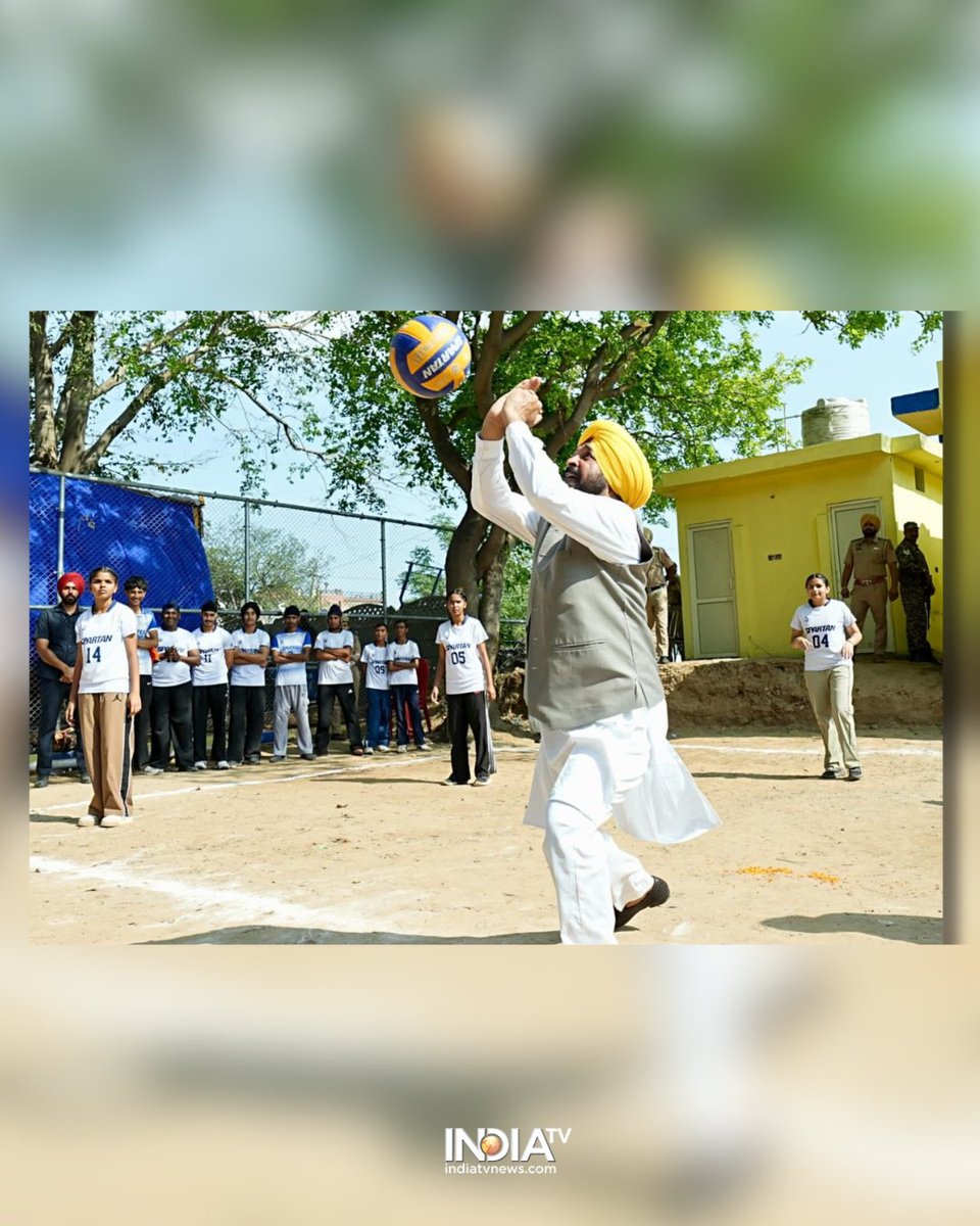 indiatvnews's tweet image. भगवंत मान सरकार का बड़ा कदम...

पूरे पंजाब में खेलों को बढ़ावा देने के लिए 3,100 आधुनिक खेल मैदान बनाए जा रहे हैं। इसी कड़ी में आज 250 खेल मैदानों का लोकार्पण किया गया।

#Punjab #BhagwantMann #SportsInfrastructure #KheloIndia #YouthDevelopment | @BhagwantMann