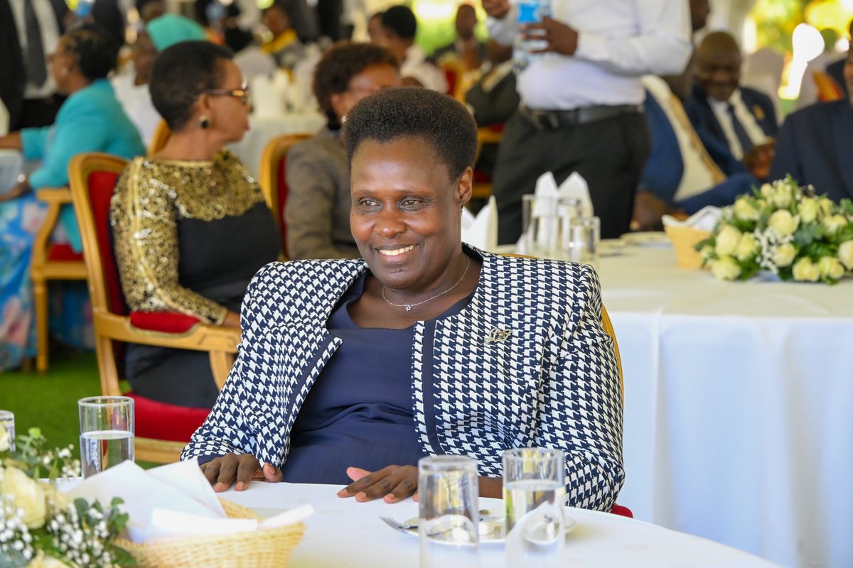 NRMOnline's tweet photo. President @KagutaMuseveni has today hosted a luncheon in honour of the outgoing cabinet at State House, Entebbe.

During the event, President Museveni commended members for their service and contribution to Uganda’s socio-economic transformation.

He also praised the cabinet for its historic role in steering the country to middle-income status, noting that the milestone reflects collective effort, discipline, and commitment.

Read More: https://t.co/smfEUago99