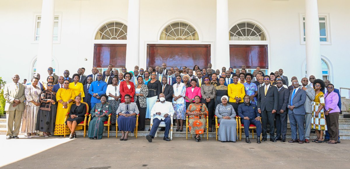 NRMOnline's tweet photo. President @KagutaMuseveni has today hosted a luncheon in honour of the outgoing cabinet at State House, Entebbe.

During the event, President Museveni commended members for their service and contribution to Uganda’s socio-economic transformation.

He also praised the cabinet for its historic role in steering the country to middle-income status, noting that the milestone reflects collective effort, discipline, and commitment.

Read More: https://t.co/smfEUago99