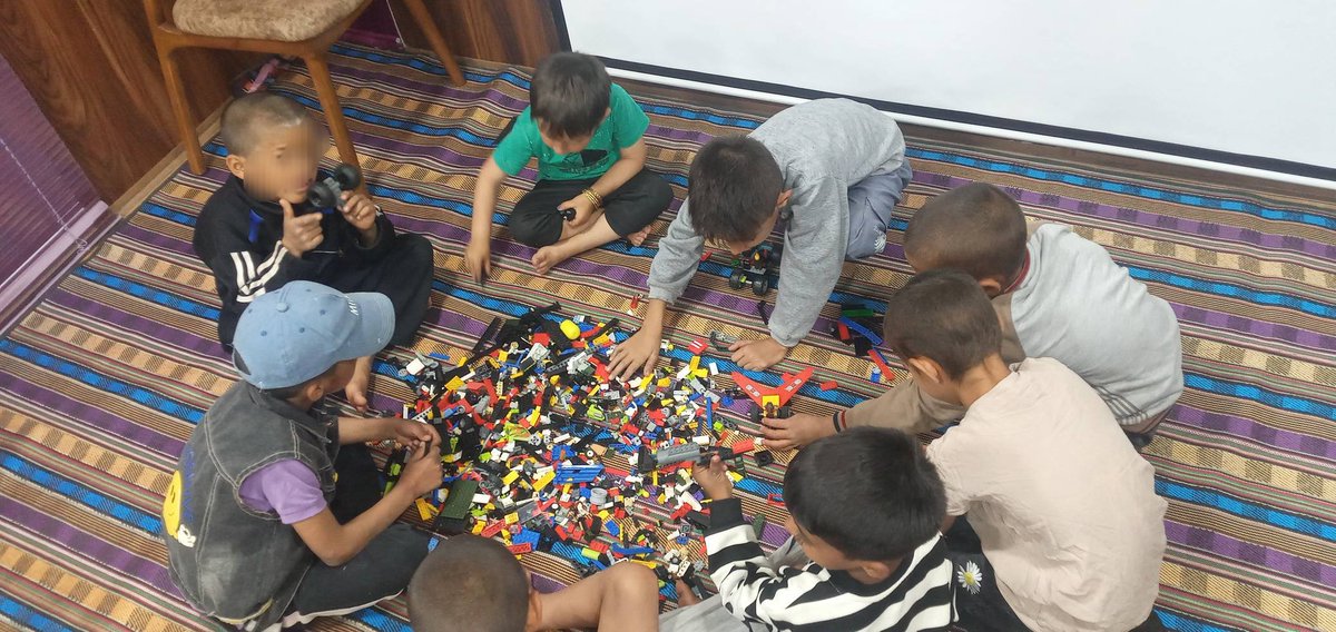 آقای مربی نوشته : بر خوان لگو!
گویا بچه‌های دامغانی تا همین الان، فارغ از اخبار و ماجراها، نشستن و بازی می‌کنن. اگه آجرک  تروتمیز و خوب دارین، حتی اگه بعضیاش گم و گور شدن و نقشه درستی ندارن هم بفرستین برای ما. بچه‌های دامغان مخترع از کار در اومدن.
۰۲۱۸۸۸۹۹۳۶۵
کتاب لارستان