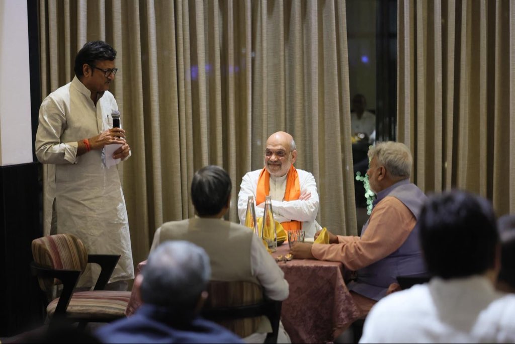 MansaRajasthani's tweet photo. बंगाल की सरकार में “मारवाड़ियों” का योगदान किसी से छुपा हुआ नहीं है , और सुवेंदु अधिकारी ने अपनी जीत का श्रेय और “राठौड़” की राजनीनैतिक परिपक्वता की “बड़ाई “ की है , राठौड़ राजस्थान की राजनीति के दिग्गज खिलाड़ी रहे है ,और चुनाव “प्रबंधन”उनसे छिपा नहीं है ! पता नहीं क्यों चूरू के लोगो ने इस बार इनकी “प्रतिभा” का सम्मान नहीं किया ! खैर जो भी है , चुपचाप कर्म करते रहो और परिणाम आपकी “योग्यता”स्वम् ही सिद्ध कर देगा 

@Rajendra4BJP