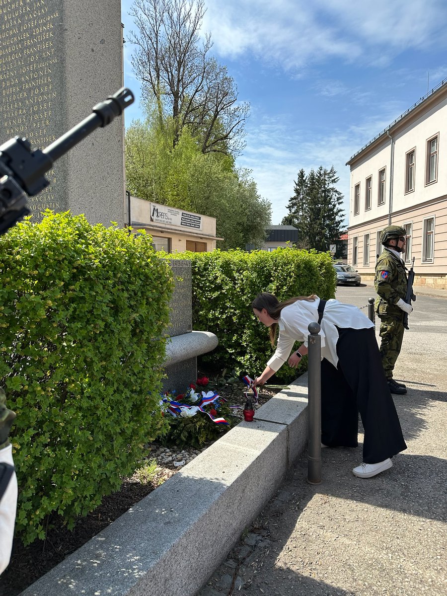 LucieBartosova_'s tweet photo. Další poslanecký výjezd po Libereckém kraji mě zavedl do Jilemnice. 👋

Začala jsem návštěvou školy a taky vzpomínkou na vlastní školní léta v podobě oběda přímo ve školní jídelně. Pak jsme si také připomněli včerejší výročí osvobození Jilemnice a prošla se s panem starostou i k místnímu zámku.

Nechyběla ani návštěva firmy Hilding Anders, kde vznikají české matrace. A na závěr ještě setkání se členy a podporovateli @ODScz. 💙

Děkuji panu starostovi Davidovi Hlaváčovi za prohlídku městem a také všem ostatním, se kterými jsem dnes měla možnost mluvit, za otevřenou debatu a podněty! 🙌