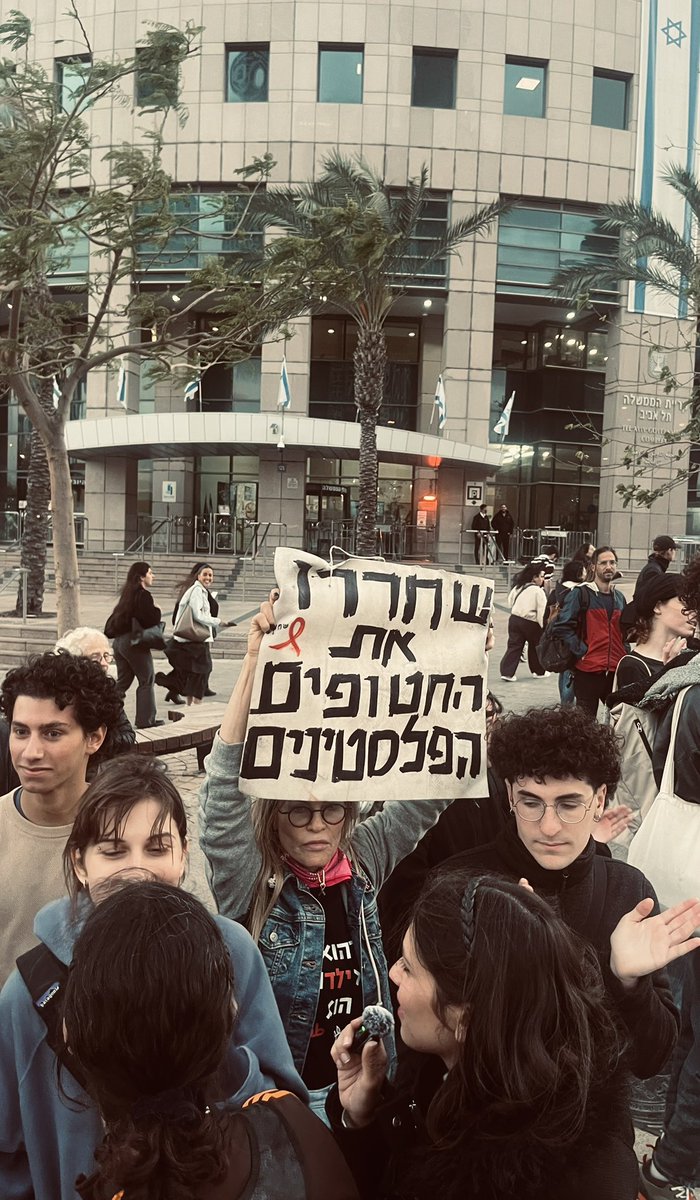 arixegal's tweet image. הפגנת סולידריות עם פעילי המשט לעזה העומדים בפני משפט ראווה נערכה היום ליד מגדל משרדי הממשלה בתל-אביב