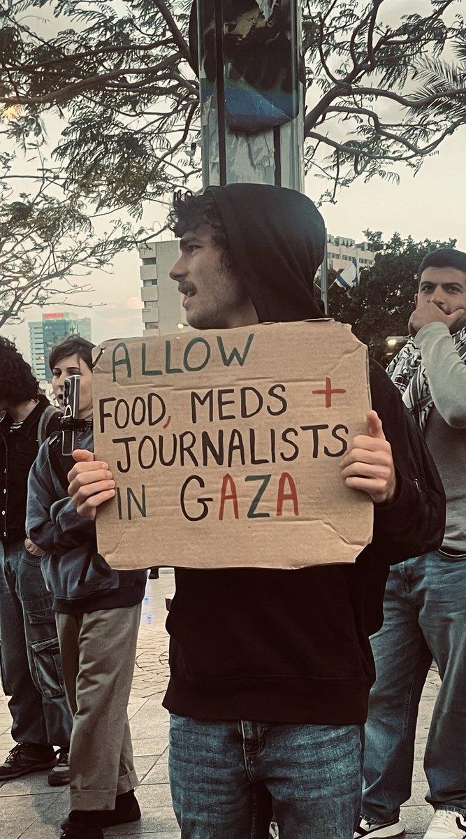 arixegal's tweet image. הפגנת סולידריות עם פעילי המשט לעזה העומדים בפני משפט ראווה נערכה היום ליד מגדל משרדי הממשלה בתל-אביב