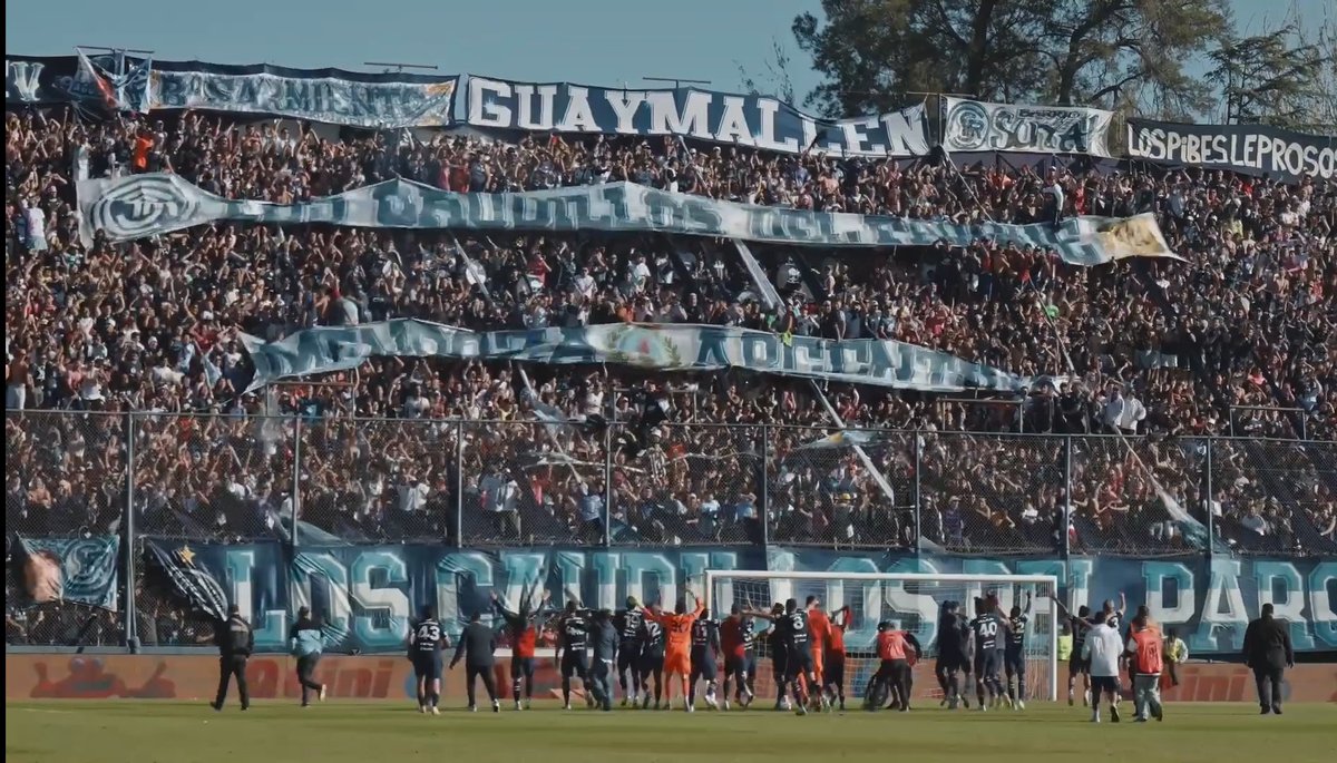 nach_villarroel's tweet photo. En los últimos tiempos la barra del CSIR y sus mandos fueron muy criticados. Este año, nobleza obliga, hay que felicitarlos por la compra de los nuevos bombos y por la buena comunión. Es clave para este momento del club y lograr más cosas. Los leprosos unidos somos imparables🍀👏 https://t.co/1QEcu44ubg