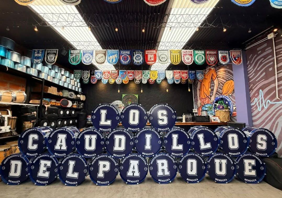 nach_villarroel's tweet photo. En los últimos tiempos la barra del CSIR y sus mandos fueron muy criticados. Este año, nobleza obliga, hay que felicitarlos por la compra de los nuevos bombos y por la buena comunión. Es clave para este momento del club y lograr más cosas. Los leprosos unidos somos imparables🍀👏 https://t.co/1QEcu44ubg