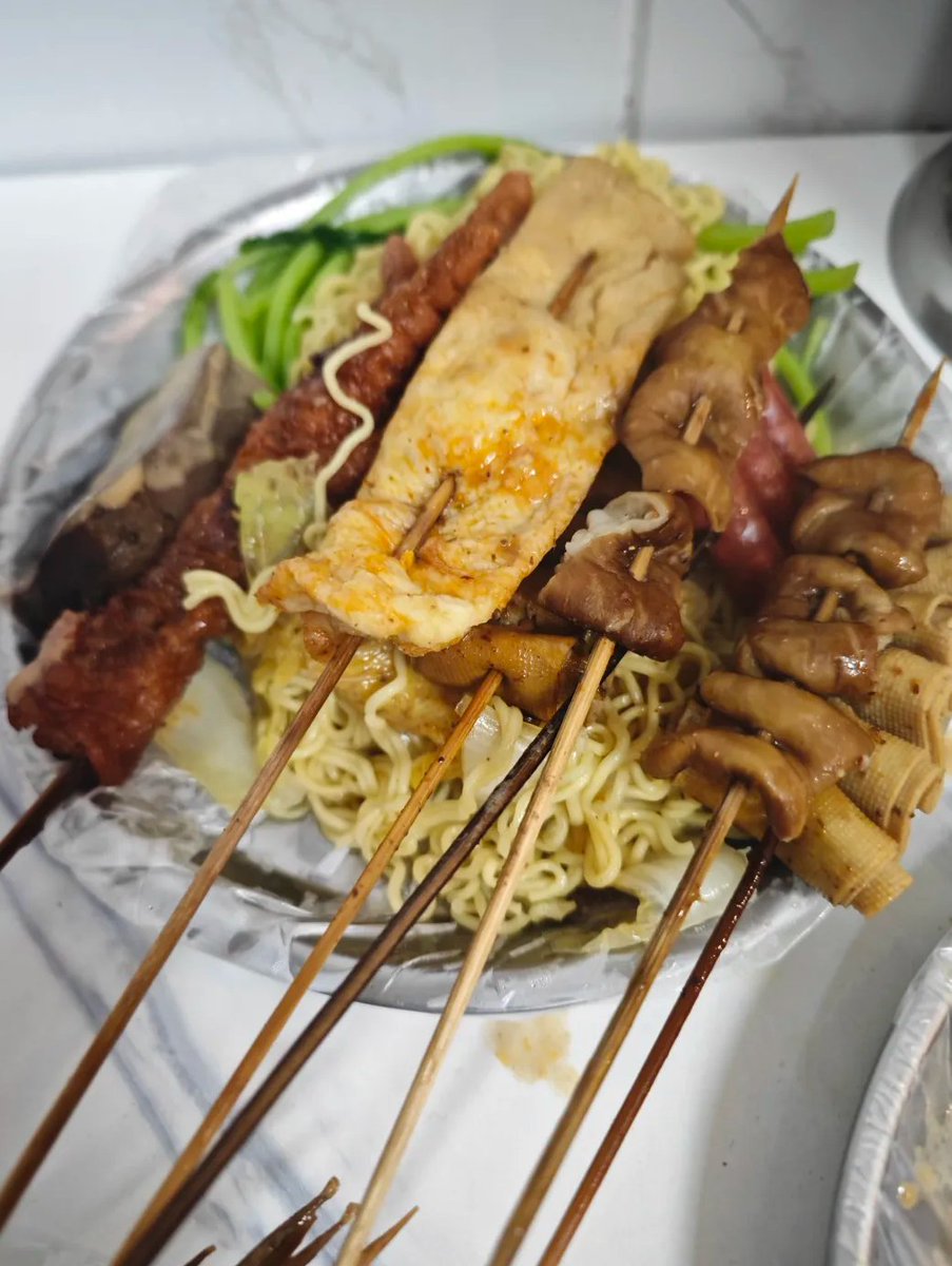 Mxhdamin's tweet photo. Grab a crispy fried chicken skewer + iced lemon tea! Perfect street snack combo for sunny afternoons. https://t.co/XcLI5Tavkd