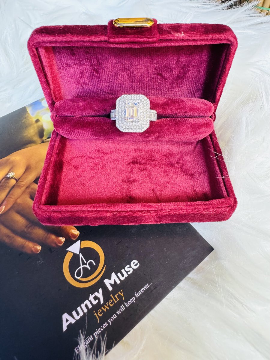 AUNTYMUSE_'s tweet photo. Beauty Proposal Ring 🌹
#300,000
VVS all stones Moissanite 
Comes with GRA Certificate 
Metal Stamp 925 Sterling 
Diamond Selector II Tester Pass
Moissanite Tester Pass 
#Ring
#ProposalRing https://t.co/tObC4VsAZ0