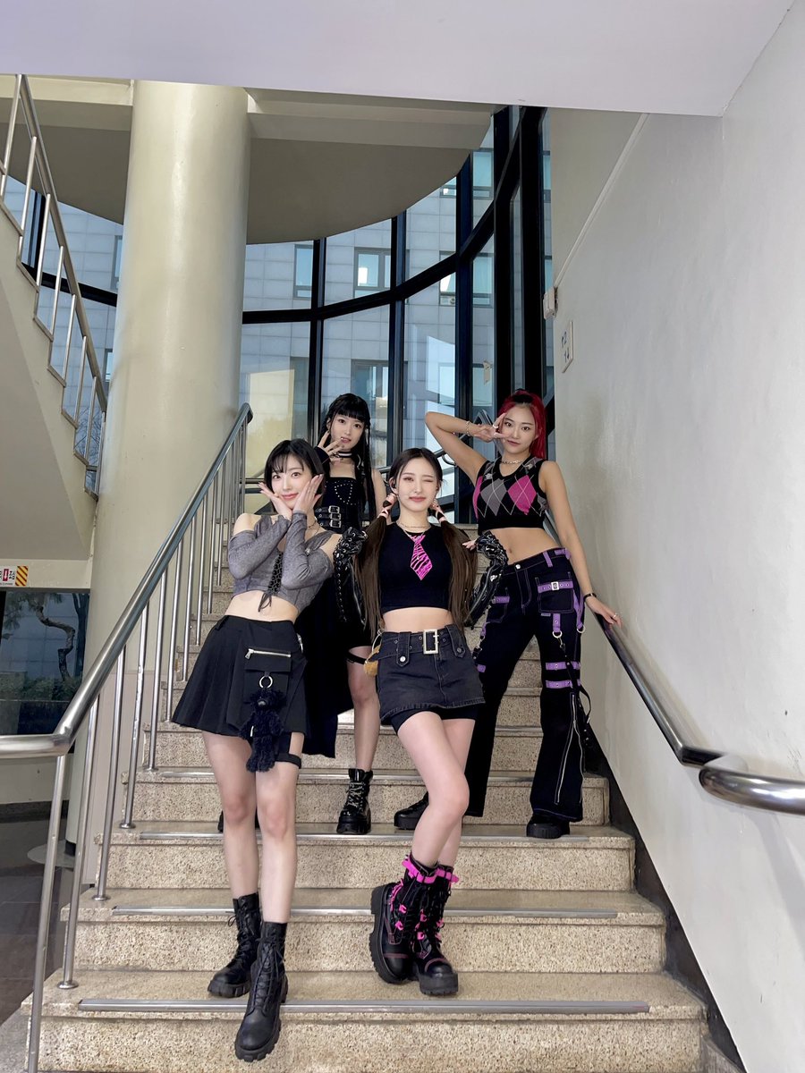 yvanilliet's tweet photo. 🌹⠝ 𝒓o𝚜ǝ̤ 𝖇𝕝os𝓈ōm ☽  es un momento especial para nosotras, regresar al escenario y presentar una de nuestras canciones para el﹙#𝚋ᥙbbᥣᥱお茶rᥱ𝐭urn﹚nos ayuda a provocar un sentimiento nuevo bajo el #𝐭aթ𝒾o͞caーco𝚍ᥱ. https://t.co/b484vN9ohx