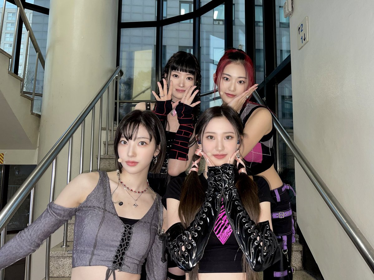 yvanilliet's tweet photo. 🌹⠝ 𝒓o𝚜ǝ̤ 𝖇𝕝os𝓈ōm ☽  es un momento especial para nosotras, regresar al escenario y presentar una de nuestras canciones para el﹙#𝚋ᥙbbᥣᥱお茶rᥱ𝐭urn﹚nos ayuda a provocar un sentimiento nuevo bajo el #𝐭aթ𝒾o͞caーco𝚍ᥱ. https://t.co/b484vN9ohx