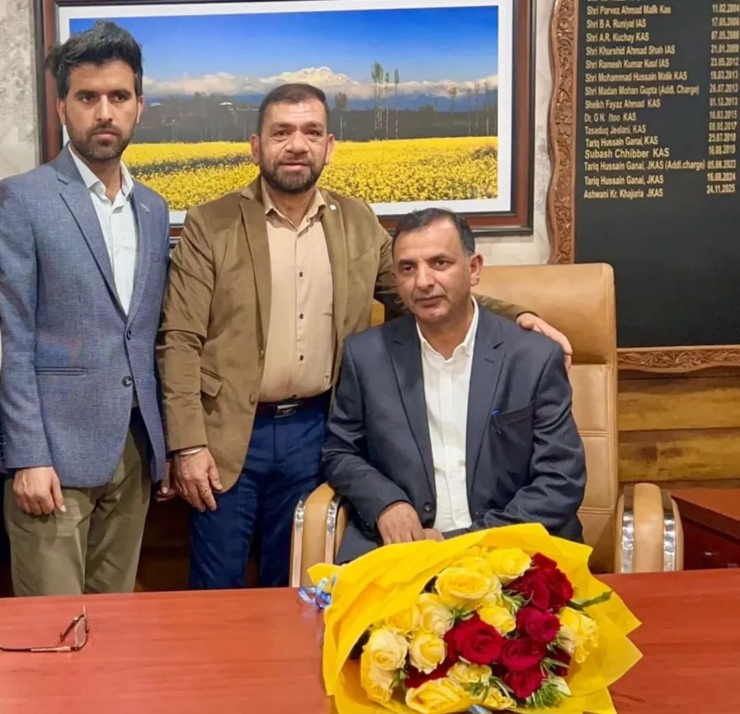 Kashmir_Positiv's tweet image. अशरफ़ हकाक (JKAS) ने डायरेक्टर एस्टेट्स कश्मीर डिवीजन का पद संभाला।
इसे प्रशासनिक व्यवस्था को और मज़बूत बनाने की दिशा में एक महत्वपूर्ण कदम माना जा रहा है।
#Kashmir