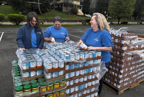 ClearMtBank's tweet photo. CARES in action! 🌟💙

We’re so proud of our team members who volunteered their time to support the Mountaineer Food Bank, Food for Preston programs, and Habitat for Humanity.

Because of their dedication, we’re able to make a real difference in the lives of our neighbors. https://t.co/FspTqR9vQZ