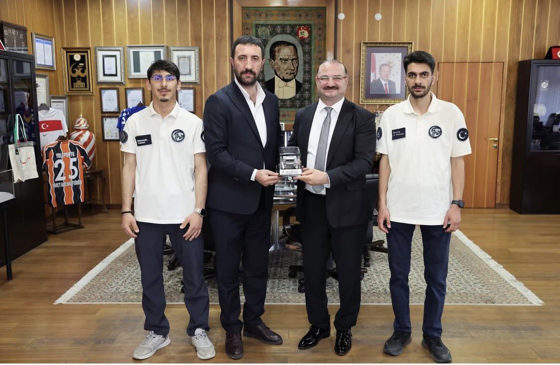 ErzurumOcak's tweet photo. Ülkü Ocakları Erzurum İl Başkanlığımız bünyesinde faaliyet gösteren AYBARS Teknoloji Kulübümüze vermiş oldukları kıymetli desteklerden dolayı, Atatürk Üniversitesi Rektörü Sayın Prof. Dr. Ahmet Hacımüftüoğlu’na nezaket ziyaretinde bulunulmuştur. https://t.co/XTurl8Iw02