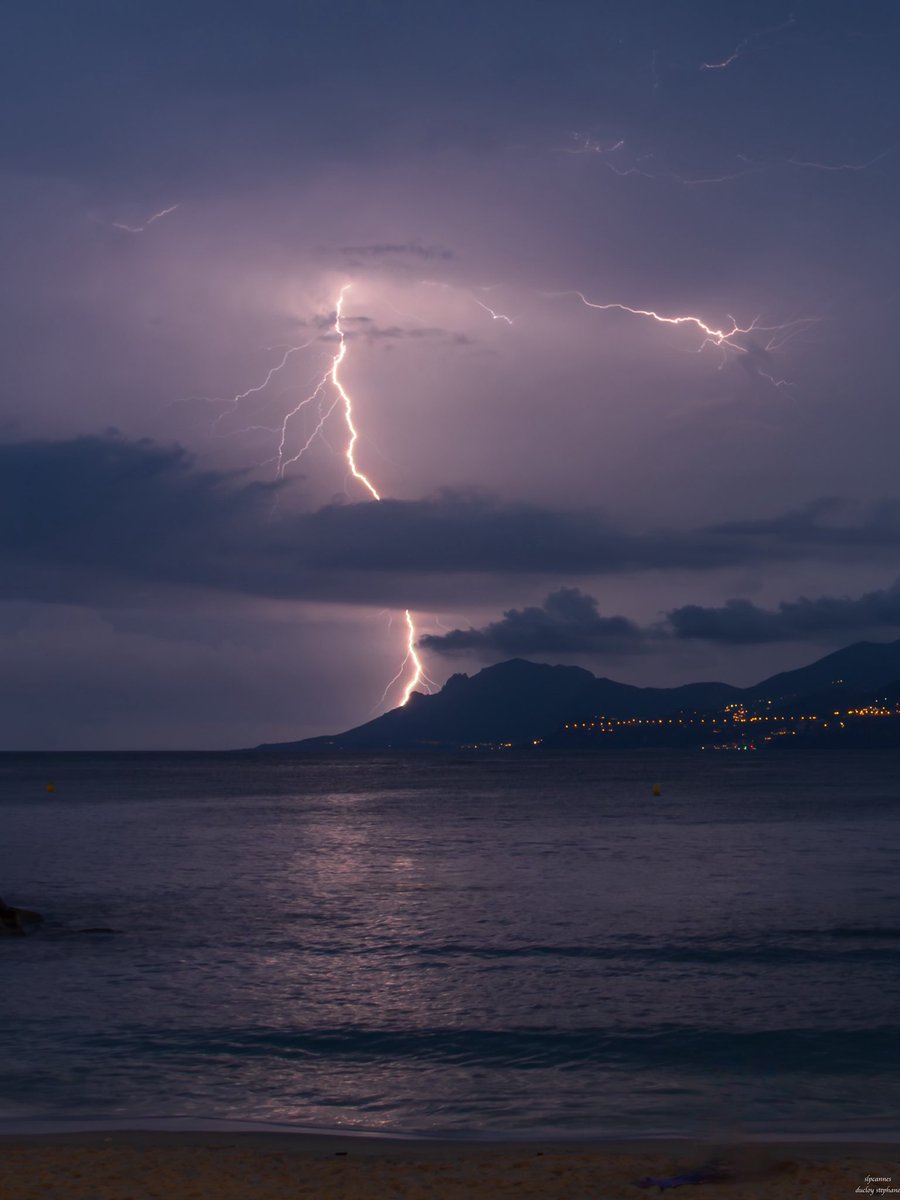 Slpcannes's tweet image. Non de Zeus ce n’est avec ce temps là que je vais faire des beaux couchers de soleil … temps pluvieux pour 2 semaines. Normal le festival de cannes commence la semaine prochaine 

Belle soirée 

#cotedazurfrance #CannesFrance #cannes 
@Cannes_France @VisitCotedazur @villecannes