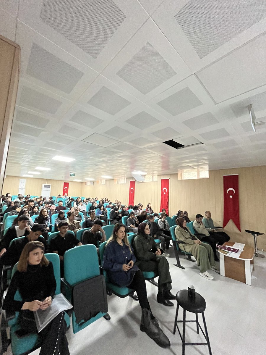 sirnakgsl's tweet photo. Her Okur Bir Lider” projesi kasamında okulumuz 9-B Resim öğrencilerinden Nesrin GÜNGEN, Eğitimde Öğrenci ve öğretmen ilişkileri, öğretmenin rolü ve öğrencilerin sorumlulukları hakkında konuştu. #herokurbirlider #şırnak @sirnakmem @sirnakvaliligi @birolekici73 @tcmeb @hkncrt1 https://t.co/SveCHfxW2f
