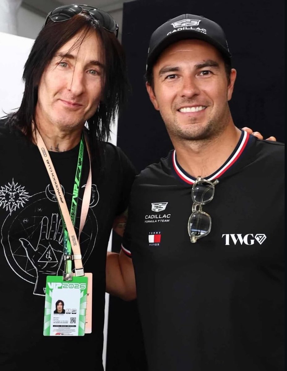 Checo con Richard Fortus, de Guns N' Roses. 🥰