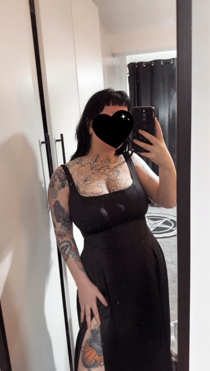 hellboundhan's tweet photo. I always forget to post on here anymore but a moment of silence for this dress I bought off vinted 👏🏻👏🏻👏🏻 https://t.co/7H3RvQOogs
