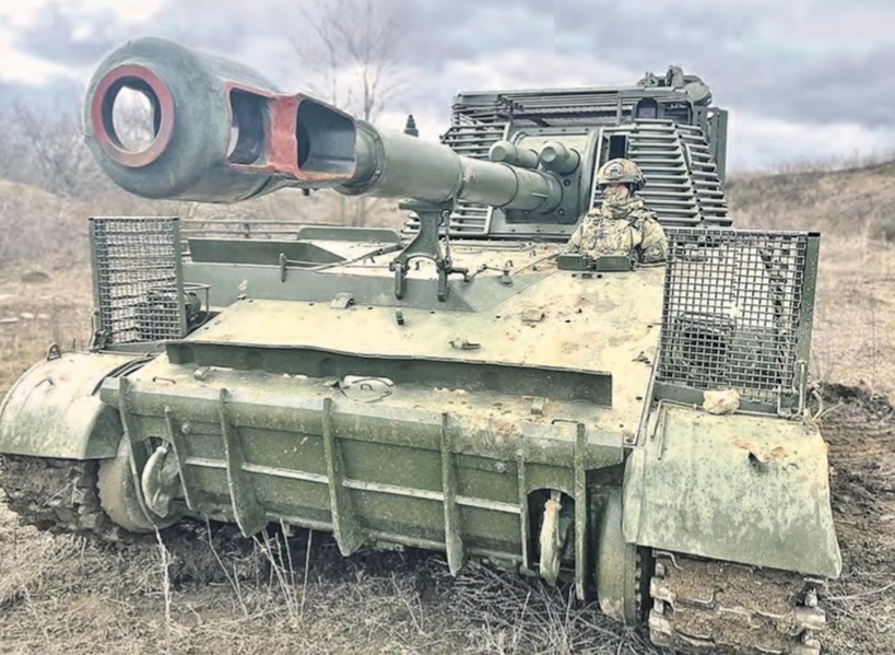 [2S3M Akatsiya] Un système d'artillerie automoteur 2S3M Akatsiya avec ...