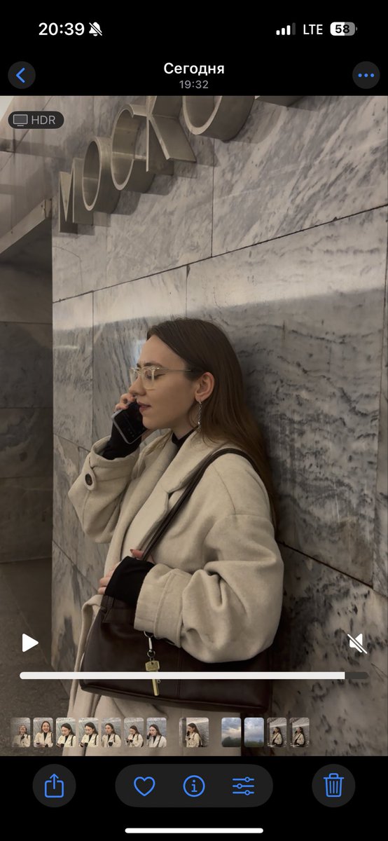 Поснимала в метро в час пик кадры для одного тики-тока. Она пыталась быть ✨dramatic✨.