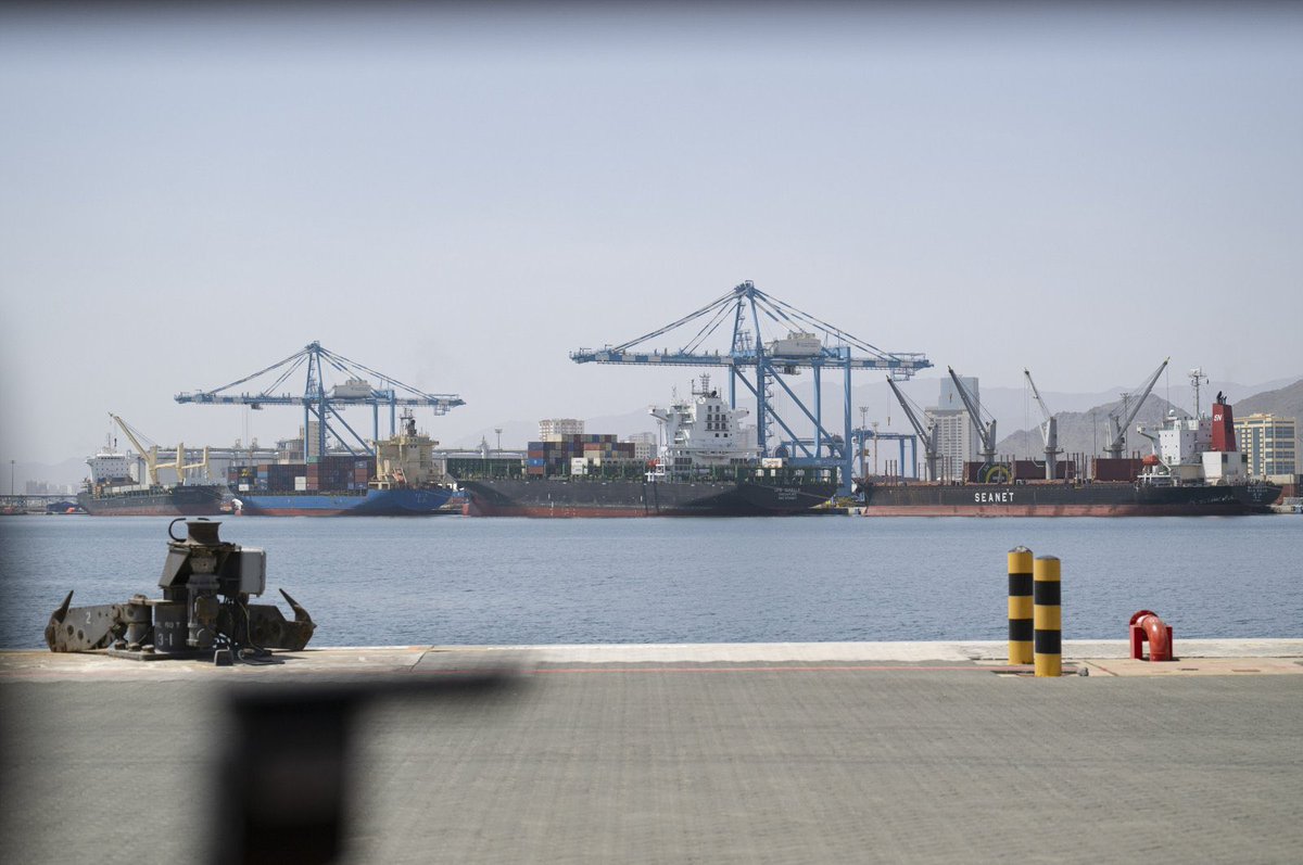 GasiraboJohn's tweet image. Massive fires have erupted at the Fujairah port after multiple Iranian strikes targeted the facility crippling the UAE's last remaining oil export outlet and the critical endpoint of its pipeline designed to bypass the Strait of Hormuz. #UAE #ArabWorld #MiddleEast #Iran