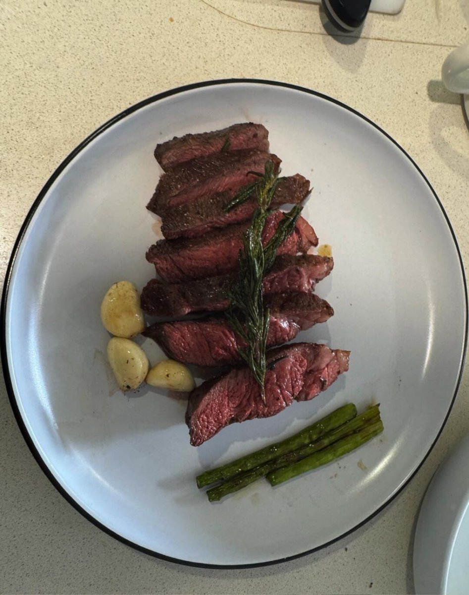 Aveline_qa3b's tweet image. Cooked to absolute perfection! With its delicate rosy hue and rich, abundant marbling, it simply melts in your mouth—pure bliss! #steak