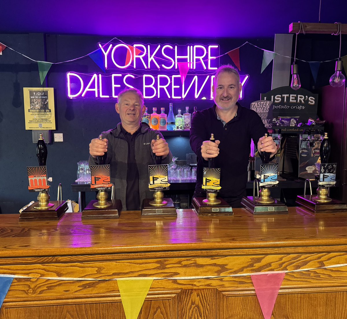 ThePubChampion's tweet image. Proud that I fulfilled an ambition to play at the lovely Yorkshire Dales Brewery in #Askrigg, in glorious #Wensleydale in the stunning #YorkshireDales 🎶🎵

This year is the 2️⃣0️⃣th anniversary of this wonderful independent brewery. 

Cheers, congratulations and thank you! 🙏 👏🍺