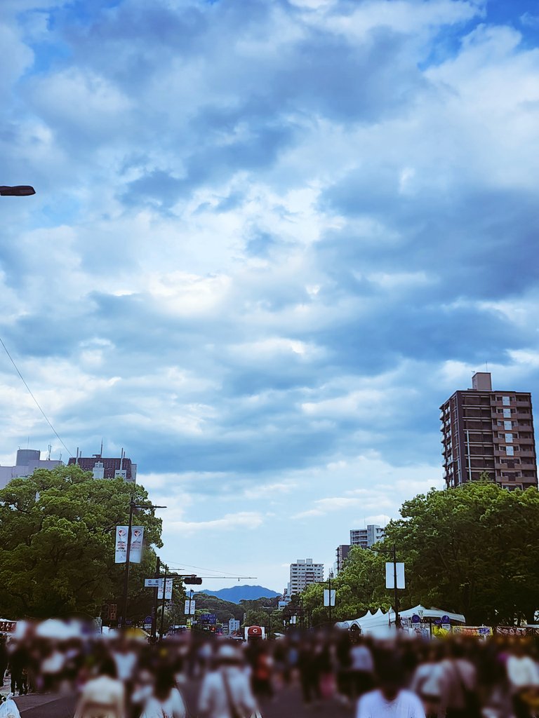 newhirosima's tweet photo. 「花🌷が輪になる〜、輪が花🌷になるぅ〜♪ 」コレ、フラワーフェスティバルの公式テーマソングね。広島県民はだいたい歌えます。（多分ねw）

広島のメインストリート、平和大通りを全面通行止めにして3日間のお祭りが開催中でーす✨そして、うちの寮はめちゃくちゃ徒歩圏内なんです👟✨

だから、この時期みんな寮に泊まりたがるww 午前中はフラワーフェスティバル楽しんで、午後から出勤〜なんてスケジュールが定番です☺️✨

遊びも、仕事もバランス良くがいいよね？ 気分転換も大事ー✨
皆が楽しそうに話してくれるの聞いてたらわたしも楽しい💕

わたし？
わたしは…

遊んでないよw
寮の掃除に行ったんだよ！！

どさくさに紛れて、フラワーフェスティバルを満喫し……たw
