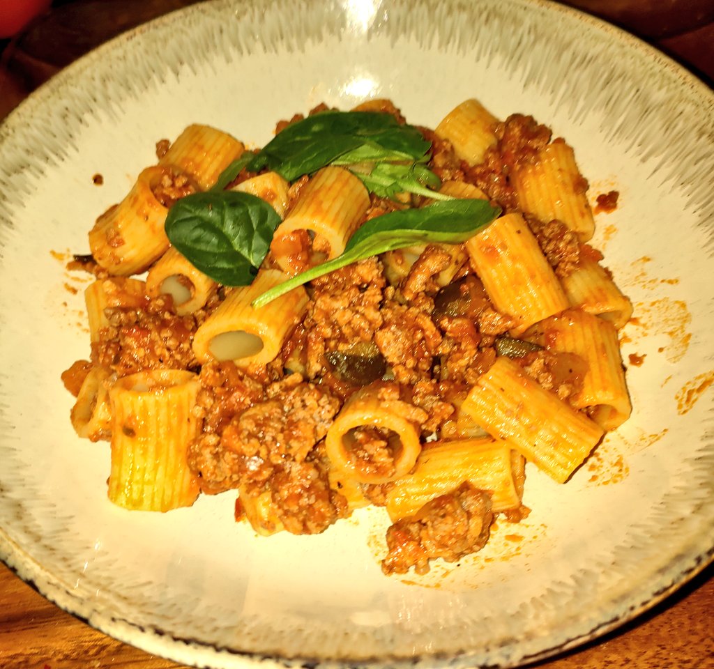 IamHula's tweet image. Illalliseksi Rummo Mezzi rigatoni -pastaa &amp;amp; bolognese-kastiketta. 
 "Korkealaatuinen pasta, joka säilyttää poikkeuksellisen hyvin kiinteyden keittämisen aikana" lukee paketissa. Pitää paikkansa, vaikka keittoaika menisi vähän yli. Tämä on #aldente #pastabolognese #dinner 🍝😋🤩