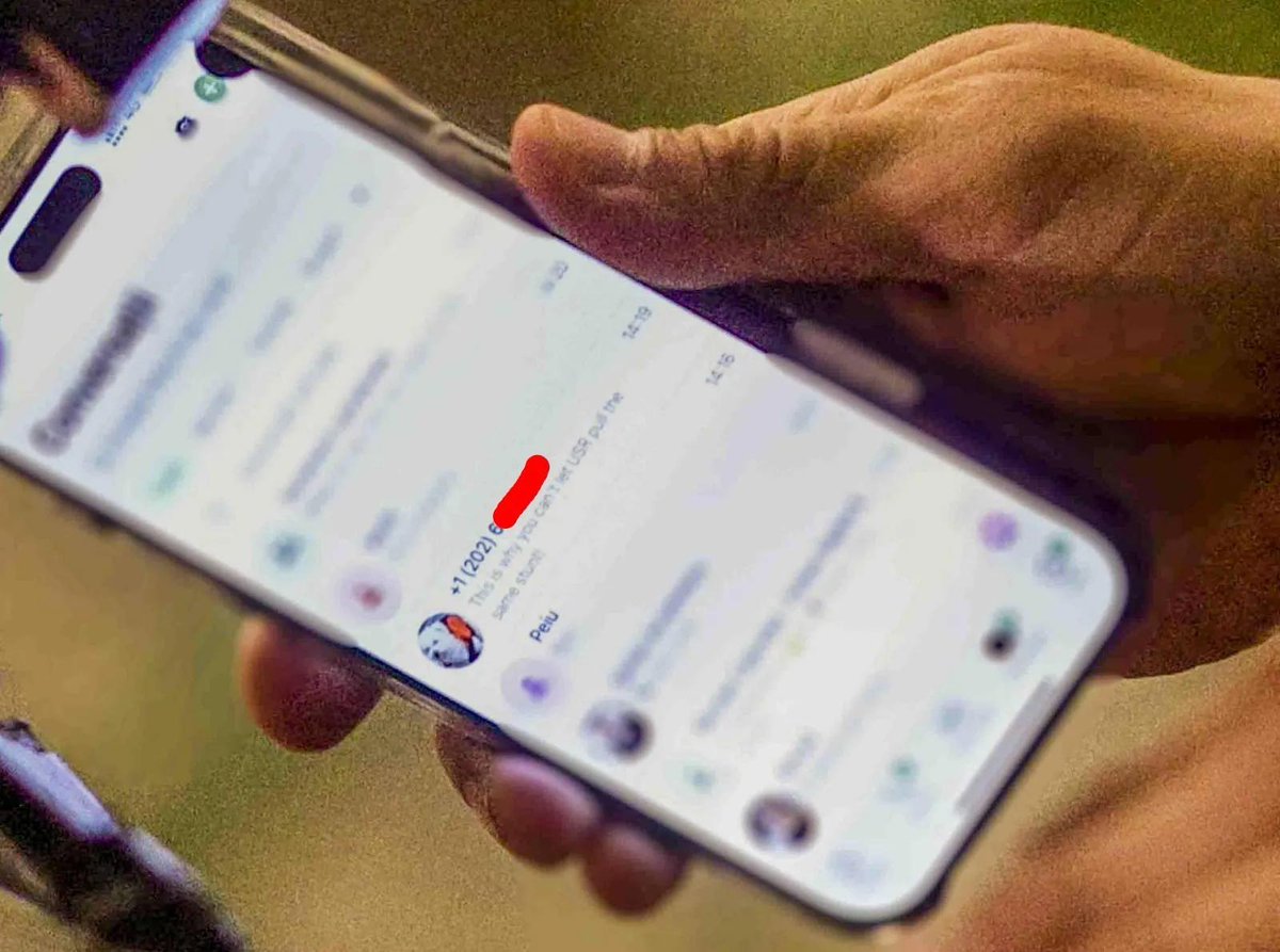 MESAJE ÎN ZIUA MOȚIUNII. Conform context.ro, liderul AUR, George Simion, a primit sfaturi politice pe telefon de la Chang Oh Turkmani, chiar în ziua depunerii moțiunii de cenzură împotriva Guvernului Bolojan. Femeia de afaceri a fost surprinsă trimițându-i un mesaj
