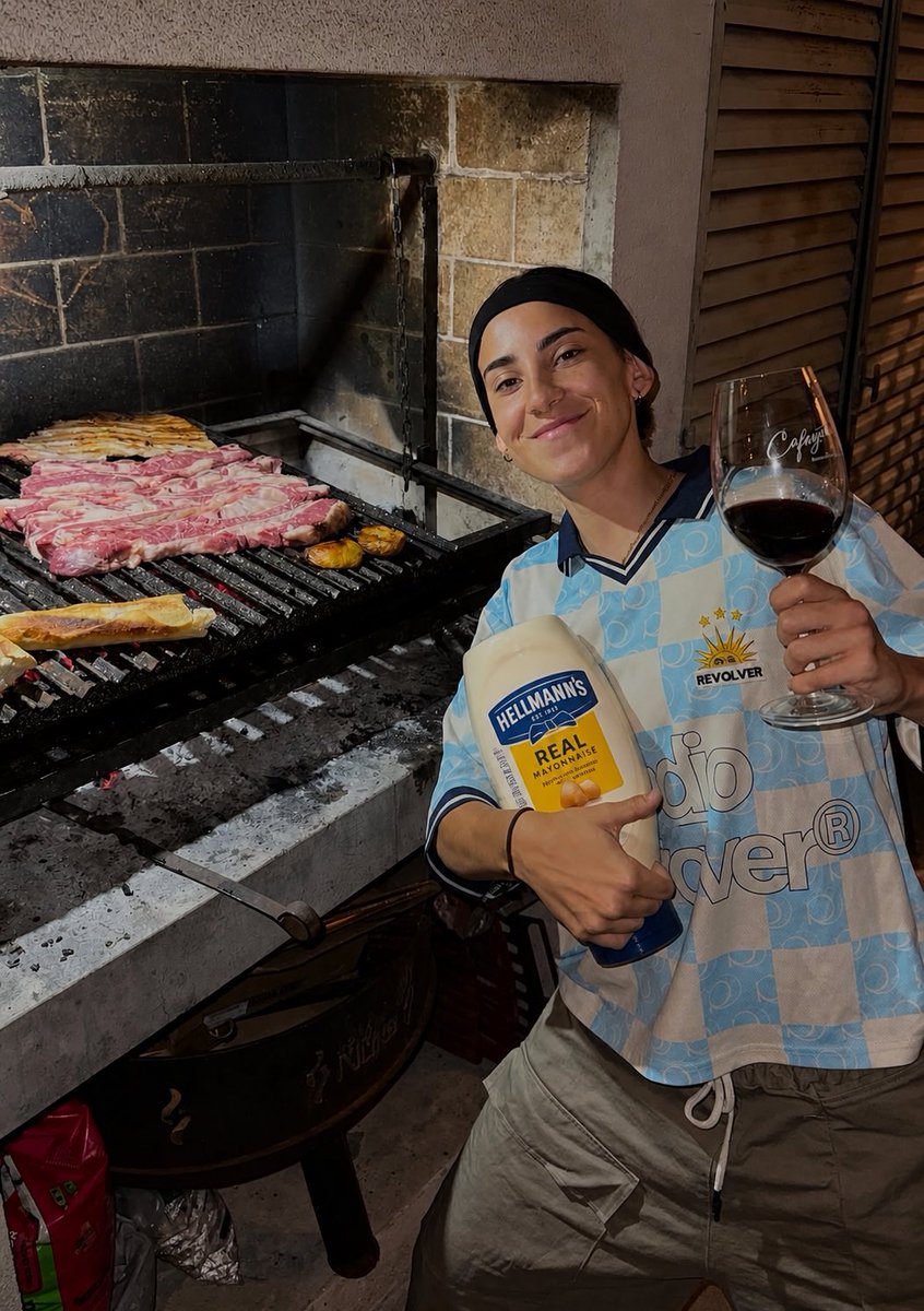 cher444444's tweet photo. El mejor acompañante para tu asado 
#LuchiXHellmanns https://t.co/uQ5iB5sYgb