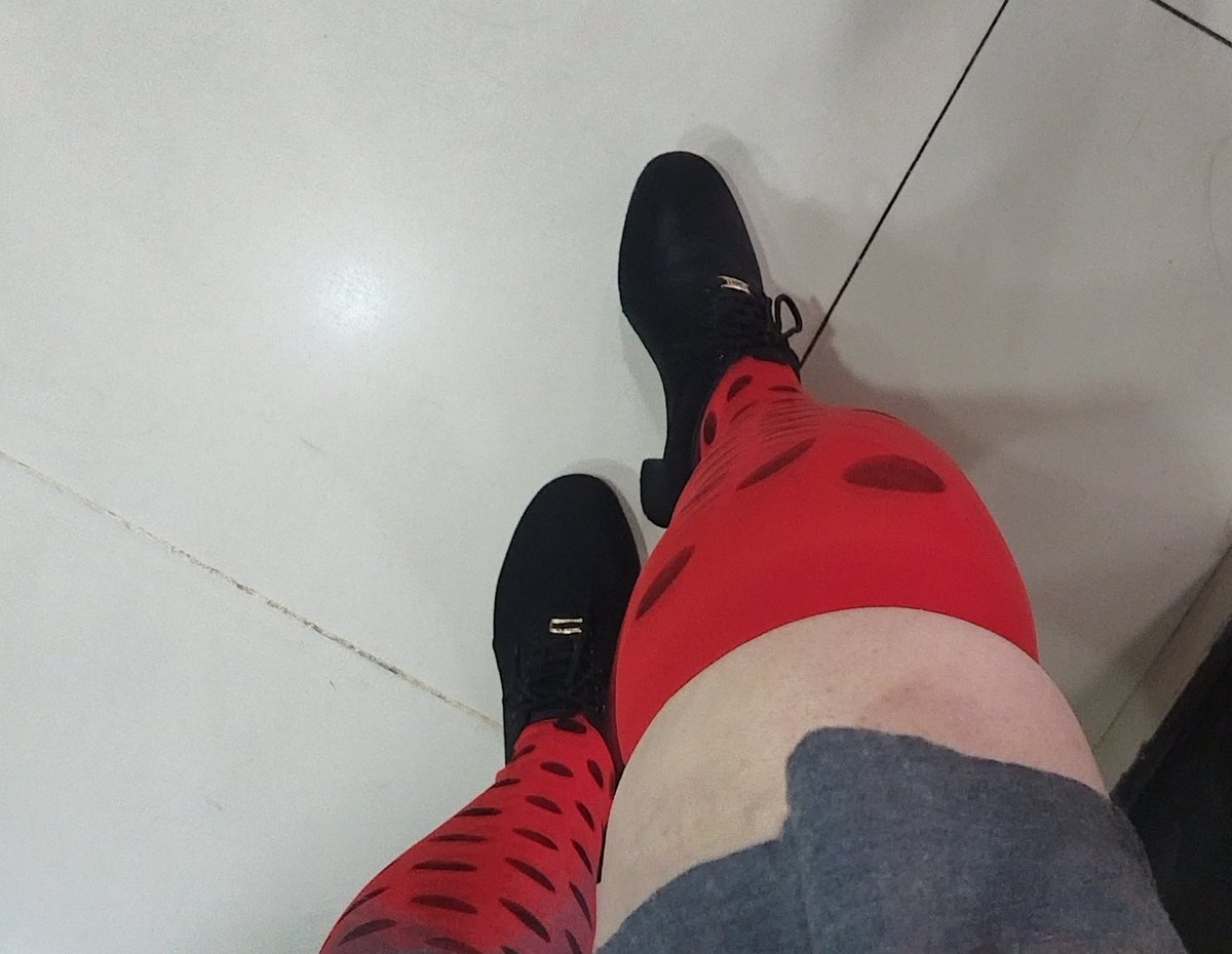 Hace un mes no asistía a clase de tango,hoy  estrené zapatos para práctica y medias de mariquitas.
Querido diario☺