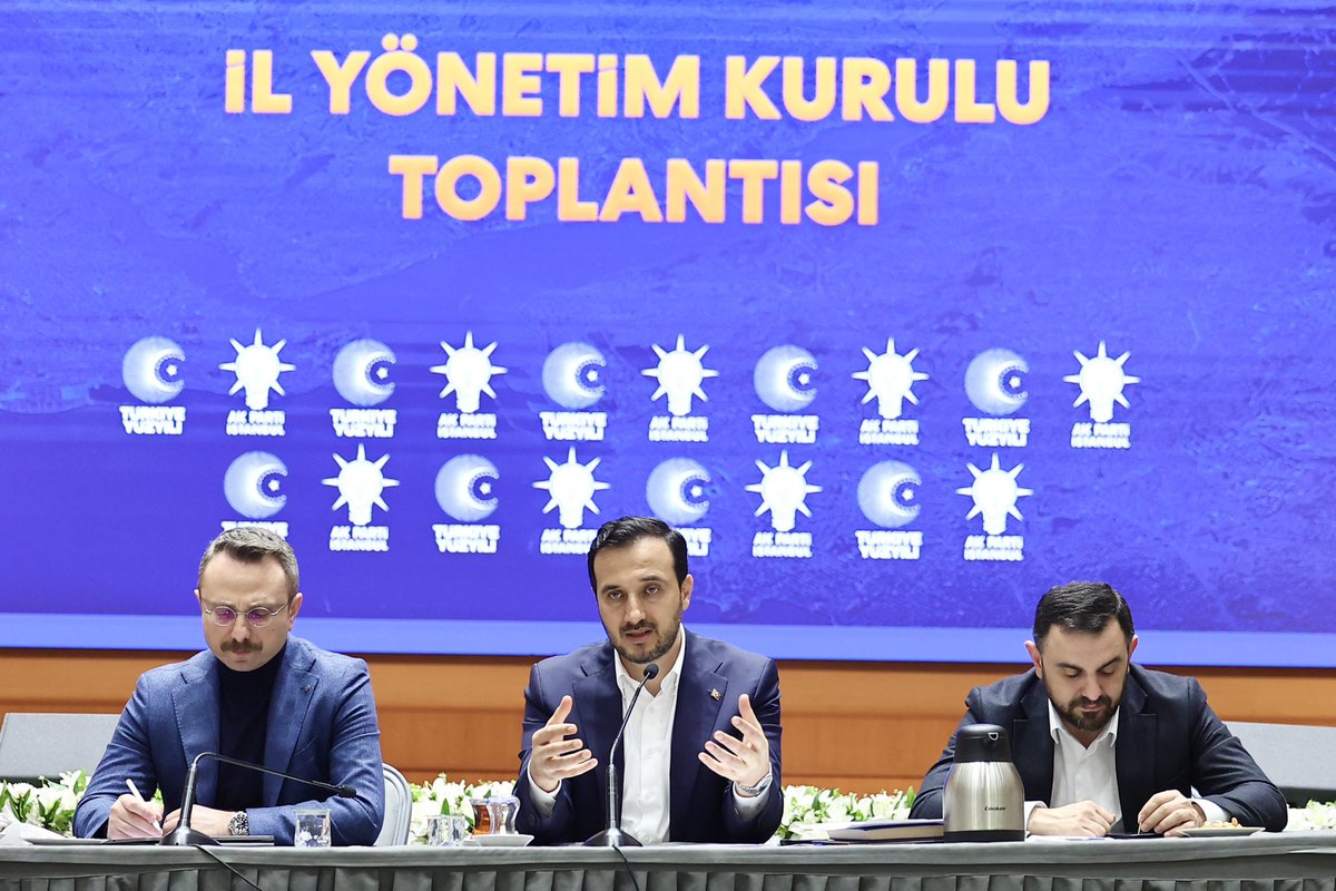 GiyaseddinGergn's tweet photo. “Siyasetin ömrünü uzatan şey söylem değil, kurduğu bağdır.”

Bugün İl Başkanımız Abdullah Özdemir başkanlığında il yönetim kurulu toplantımızı gerçekleştirdik.

Geçtiğimiz hafta İstanbul’un dört bir yanında, il ve ilçe teşkilatlarımızla sahada ürettiğimiz çalışmaları değerlendirdik.
Sadece ne yaptığımızı değil, nasıl daha güçlü bağ kurabileceğimizi konuştuk.

Önümüzdeki haftaların planını bir takvim olarak değil,
temasın derinliğini artıracak bir strateji olarak ele aldık.

Çünkü biz İstanbul’a uzaktan bakan değil,
4,5 milyon hanenin hayatına temas etmeyi esas alan bir anlayışın temsilcileriyiz.

Sokak sokak, kapı kapı ilerleyen değil,
bağ kurarak derinleşen bir siyaset inşa ediyoruz.

Bu şehirde kazananlar, en çok konuşanlar değil,
en güçlü bağı kuranlardır.

Biz o bağı büyütmeye devam ediyoruz.