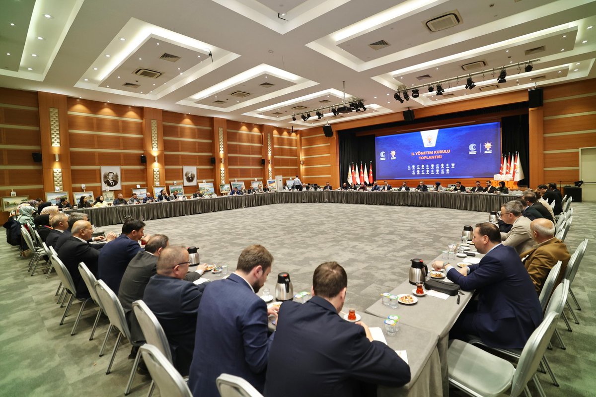 GiyaseddinGergn's tweet photo. “Siyasetin ömrünü uzatan şey söylem değil, kurduğu bağdır.”

Bugün İl Başkanımız Abdullah Özdemir başkanlığında il yönetim kurulu toplantımızı gerçekleştirdik.

Geçtiğimiz hafta İstanbul’un dört bir yanında, il ve ilçe teşkilatlarımızla sahada ürettiğimiz çalışmaları değerlendirdik.
Sadece ne yaptığımızı değil, nasıl daha güçlü bağ kurabileceğimizi konuştuk.

Önümüzdeki haftaların planını bir takvim olarak değil,
temasın derinliğini artıracak bir strateji olarak ele aldık.

Çünkü biz İstanbul’a uzaktan bakan değil,
4,5 milyon hanenin hayatına temas etmeyi esas alan bir anlayışın temsilcileriyiz.

Sokak sokak, kapı kapı ilerleyen değil,
bağ kurarak derinleşen bir siyaset inşa ediyoruz.

Bu şehirde kazananlar, en çok konuşanlar değil,
en güçlü bağı kuranlardır.

Biz o bağı büyütmeye devam ediyoruz.