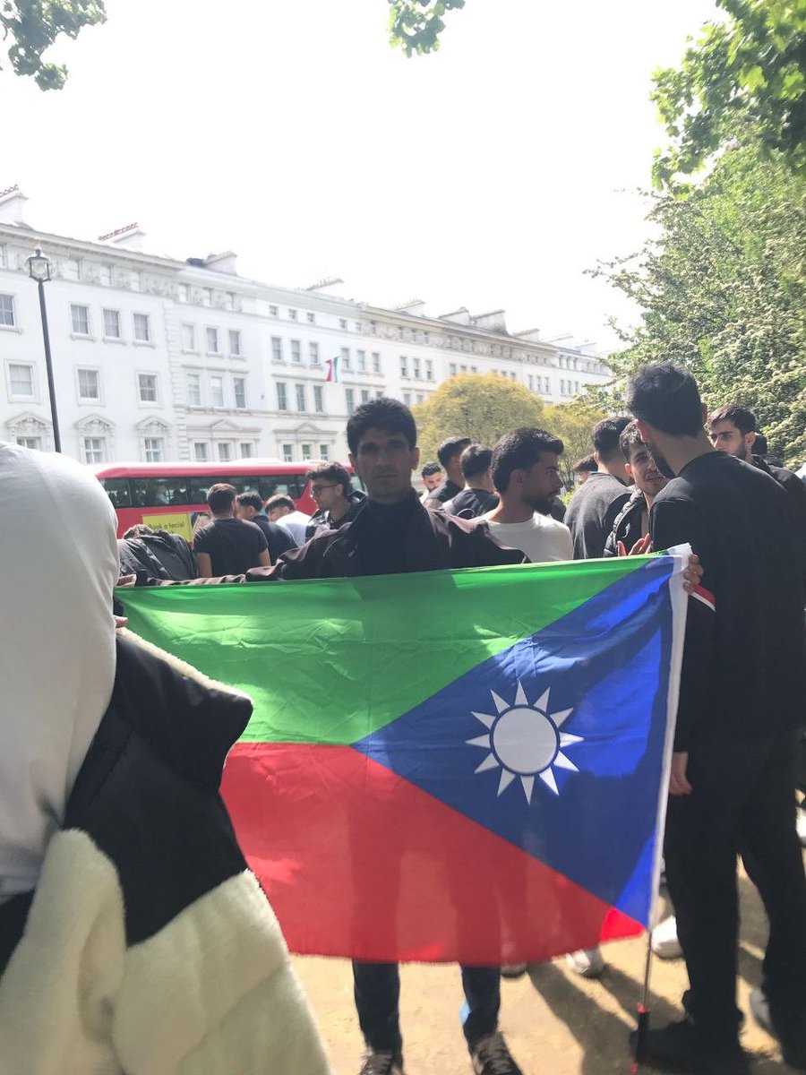 kadhodaie's tweet photo. تجمع اعتراضی احزاب کوردستانی در لندن علیه اعدام

حزب مردم بلوچستان/ روز یکشنبه ۱۳ اردیبهشت‌ماه ۱۴۰۵، مقابل سفارت جمهوری اسلامی ایران در شهر لندن تجمعى برگزار شد.

در این تجمع اعضای حزب مردم بلوچستان شاخه لندن نیز حضور داشتند و همراه با دیگر شرکت‌کنندگان كرد. https://t.co/SV7CTAKK32