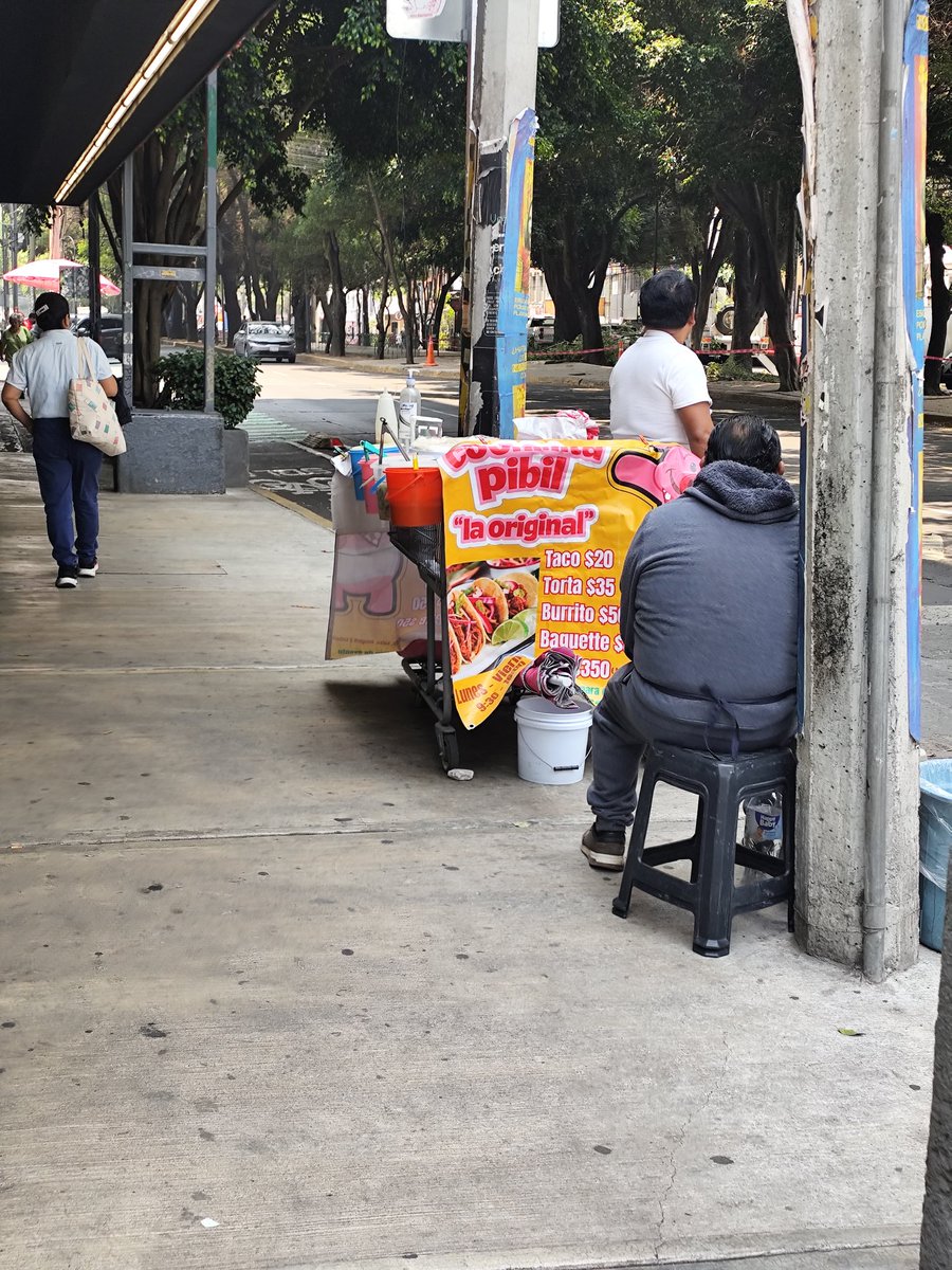 estrella_gus's tweet photo. Buen día @erikayazminrg @pcacuauhtemoc la persona de los tacos de cochinita que se ha instalado en varias esquinas de la col Hipódromo, está ahora en Nuevo León y Baja California, esa es una esquina liberada de ambulantes desde 2014, solicitando su retiro por favor. https://t.co/9FZz4wPuae