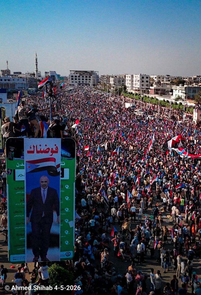 AboGrau7's tweet photo. لن تثنينا حرارة الشمس أو فصل الصيف .. من أن نكون جزء من هذا الشعب العظيم الذي خرج اليوم في عز الظهيرة ليجدد العهد والتفويض للمجلس الانتقالي وفخامة الرئيس القائد/ عيدروس بن قاسم الزبيدي .. حفظه الله ورعاه

من مليونية (4 مايو) الذكرى التاسعة لإعلان عدن التاريخي. https://t.co/hVU5XdzfQ4