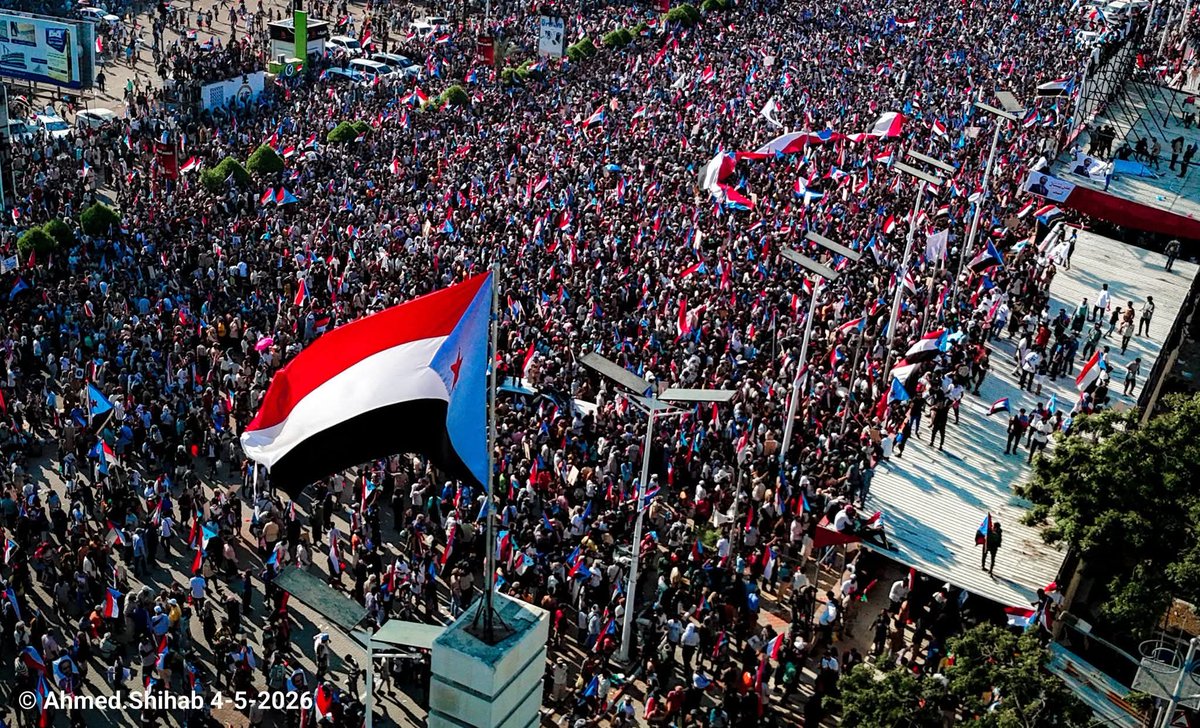 AboGrau7's tweet photo. لن تثنينا حرارة الشمس أو فصل الصيف .. من أن نكون جزء من هذا الشعب العظيم الذي خرج اليوم في عز الظهيرة ليجدد العهد والتفويض للمجلس الانتقالي وفخامة الرئيس القائد/ عيدروس بن قاسم الزبيدي .. حفظه الله ورعاه

من مليونية (4 مايو) الذكرى التاسعة لإعلان عدن التاريخي. https://t.co/hVU5XdzfQ4