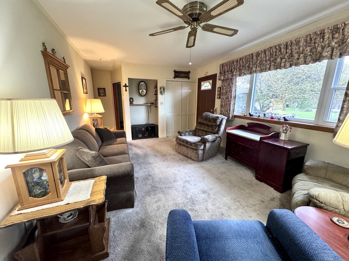 NYLandQuest's tweet image. HOUSE with GARAGE in Belmont NY.  MOVE IN READY!  Located on a quiet road, this well-maintained ranch-style home sits on a nice 0.97-acre lot.  2 beds, 2 full baths and a 3-season sunporch.  $127,900.  nylandquest.com/property/lq130… @NYLandQuest #house #moveinready #westernny