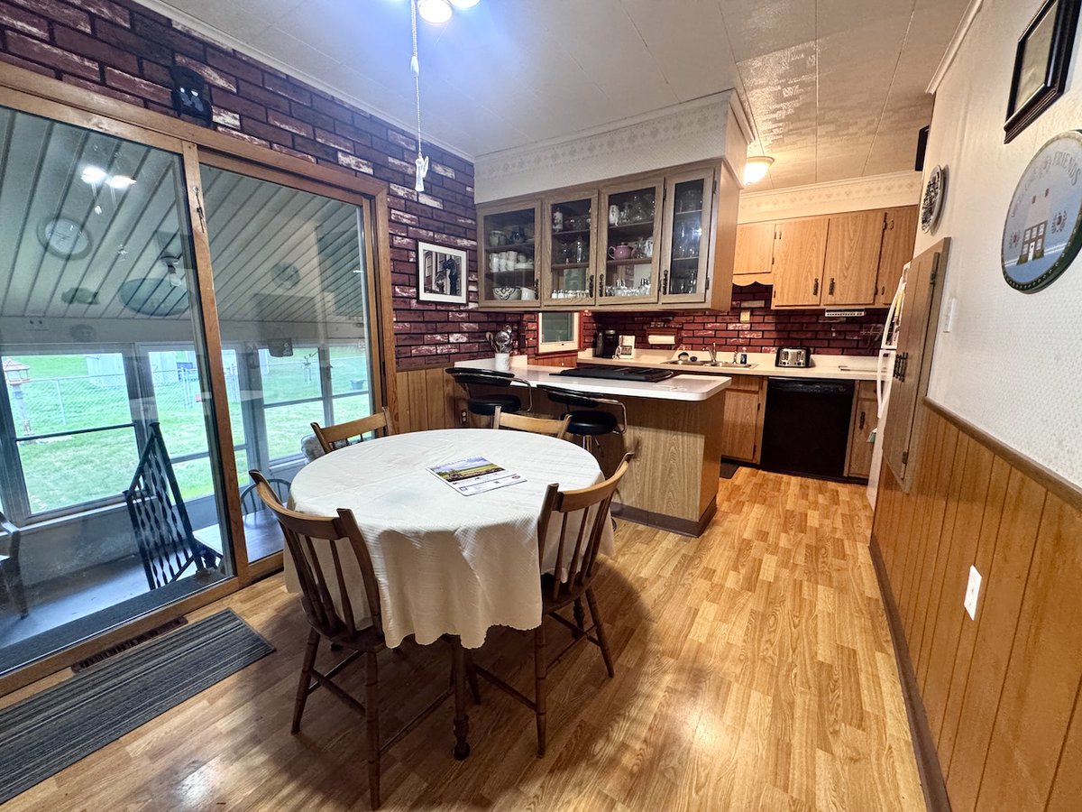 NYLandQuest's tweet image. HOUSE with GARAGE in Belmont NY.  MOVE IN READY!  Located on a quiet road, this well-maintained ranch-style home sits on a nice 0.97-acre lot.  2 beds, 2 full baths and a 3-season sunporch.  $127,900.  nylandquest.com/property/lq130… @NYLandQuest #house #moveinready #westernny