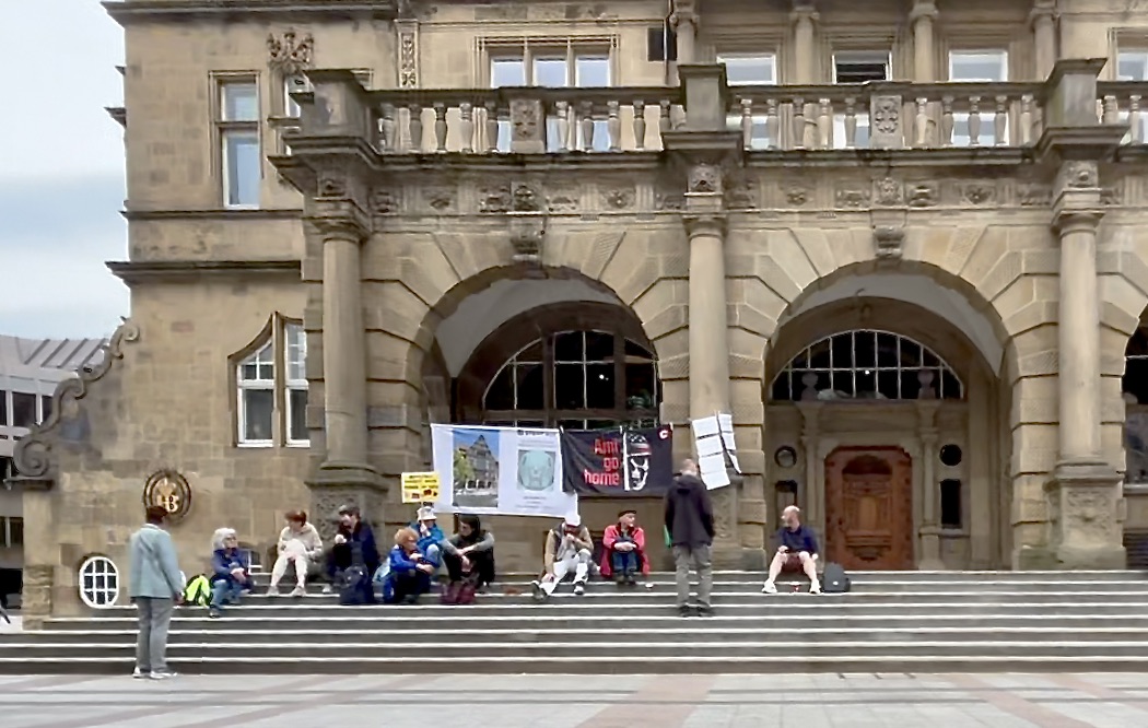 Heimarbeit5's tweet photo. Die "Deutsche Friedensbewegung" weiterhin aktiv in #OWL. Heute vorm Rathaus #Bielefeld das immergleiche dumme Dutzend mit der Fahne vom Rechtsaußen-Blatt #Compact: "Ami go home". Morgen #Lippe-Nazi #GerdUlrich in #Sennelager für "Frieden mit #Russland" - #Putin ist stolz auf euch https://t.co/SOdBnoM6Mg