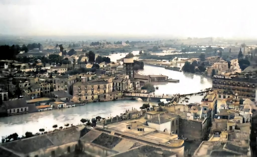Crecida del Segura a su paso por el casco histórico de Murcia Capital.