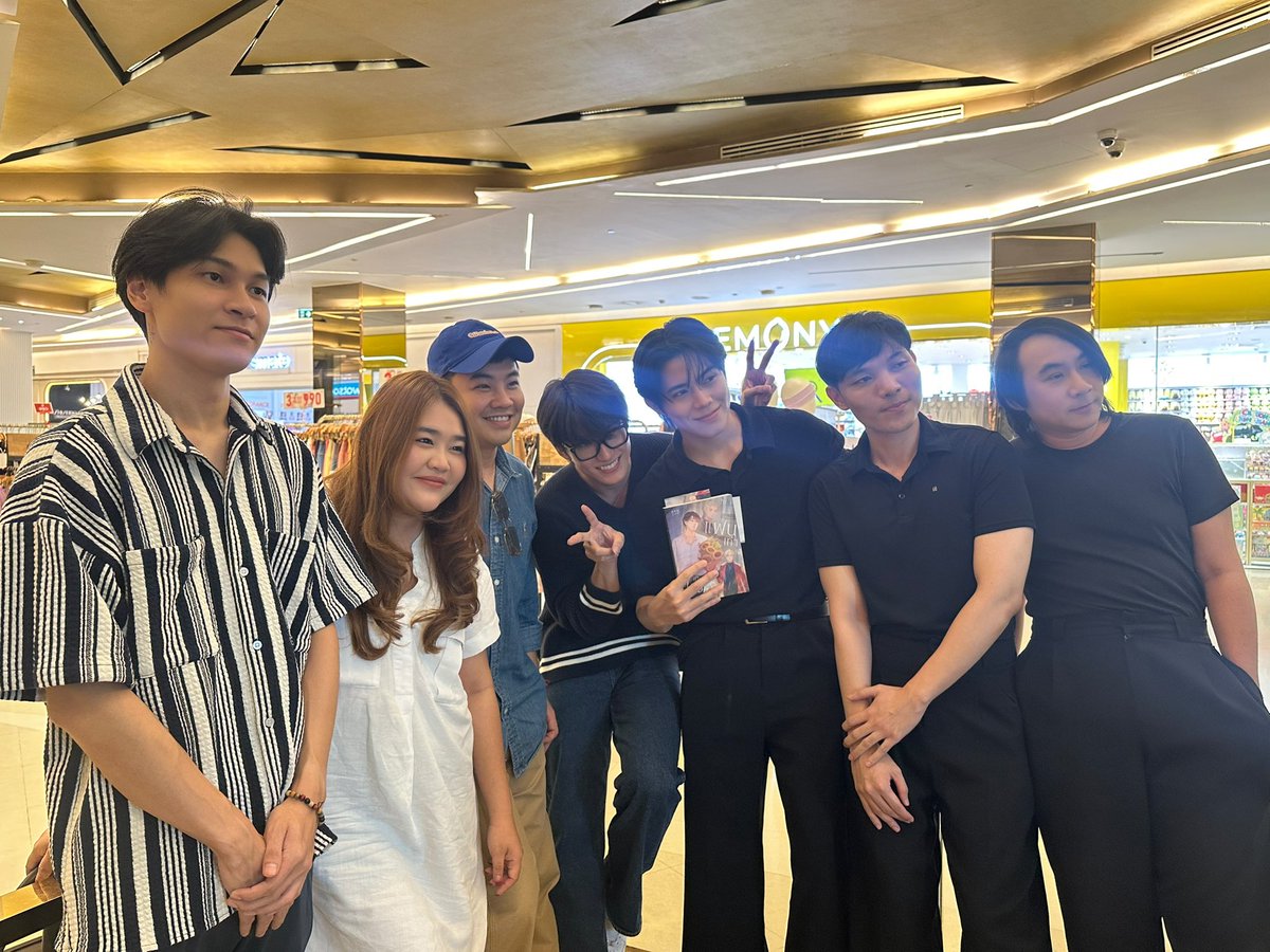Sixsuperstars's tweet photo. What an amazing day for #แฟนเก่าผมเป็นไอดอล 💙🧡 #OhmFirst https://t.co/6HpbwXjzyv