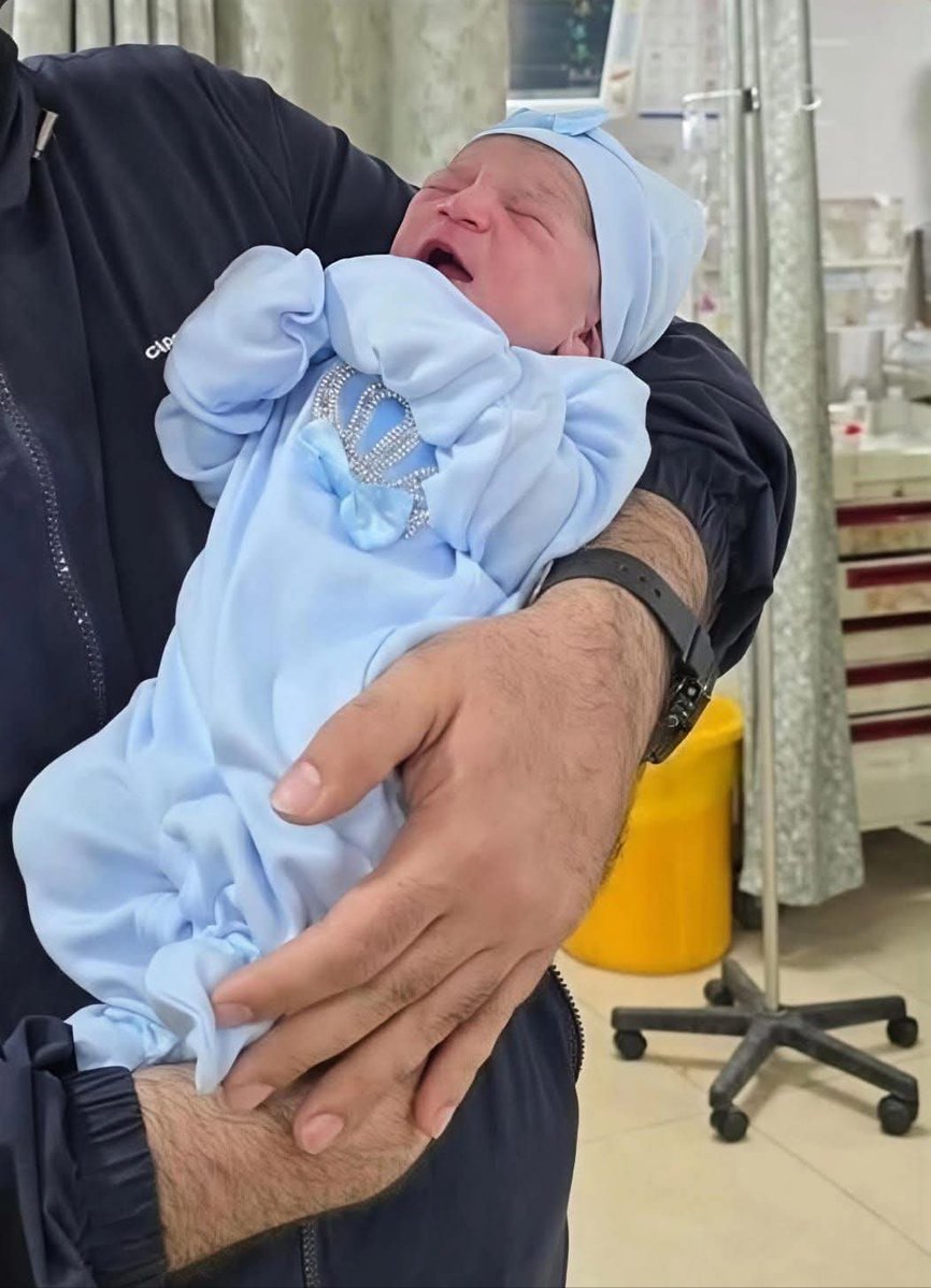 هذا الطفل الجميل اسمه يمان، بالأمس كان ميلاده، وفي نفس الوقت الذي وُلد فيه ارتقى والده في اقتـحام مدينة نابلس !!
اللهم يارب يمان، احفظه بعينك التي لا تنام، وارزقه حياة طيبة، واصرف عنه كل مكروه وسوء، واجعله من عبادك الصالحين !!