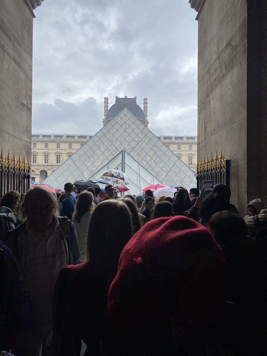 Louvre Private Tour tweet media