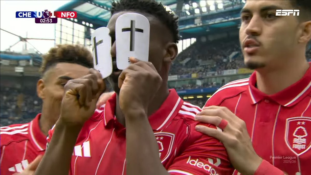 ⚽✝️ 𝗙𝗟𝗔𝗦𝗛 𝗜𝗡𝗙𝗢 — Lors du match contre Chelsea qui a eu lieu aujourd’hui, l’attaquant de Nottingham Forest, Taiwo Awoniyi, a révélé des PROTÈGE-TIBIAS représentant la CROIX CHRÉTIENNE lors de sa célébration après avoir ouvert le score à la 2e minute.