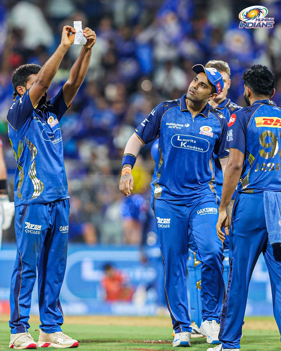 randomtube_'s tweet photo. Raghu Sharma Paper Celebration #mivssrh #srhvsmi https://t.co/vzx8sMpfF9