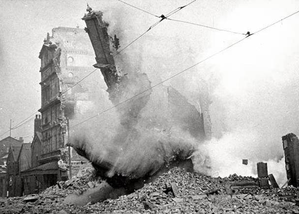 Liverpool1207's tweet photo. First opened in 1863, the Rotunda Theatre Scotland/Stanley Rd., collapsed on 4th May 1941 following bombing
#MayBlitz https://t.co/SVuo7pQ9Sa