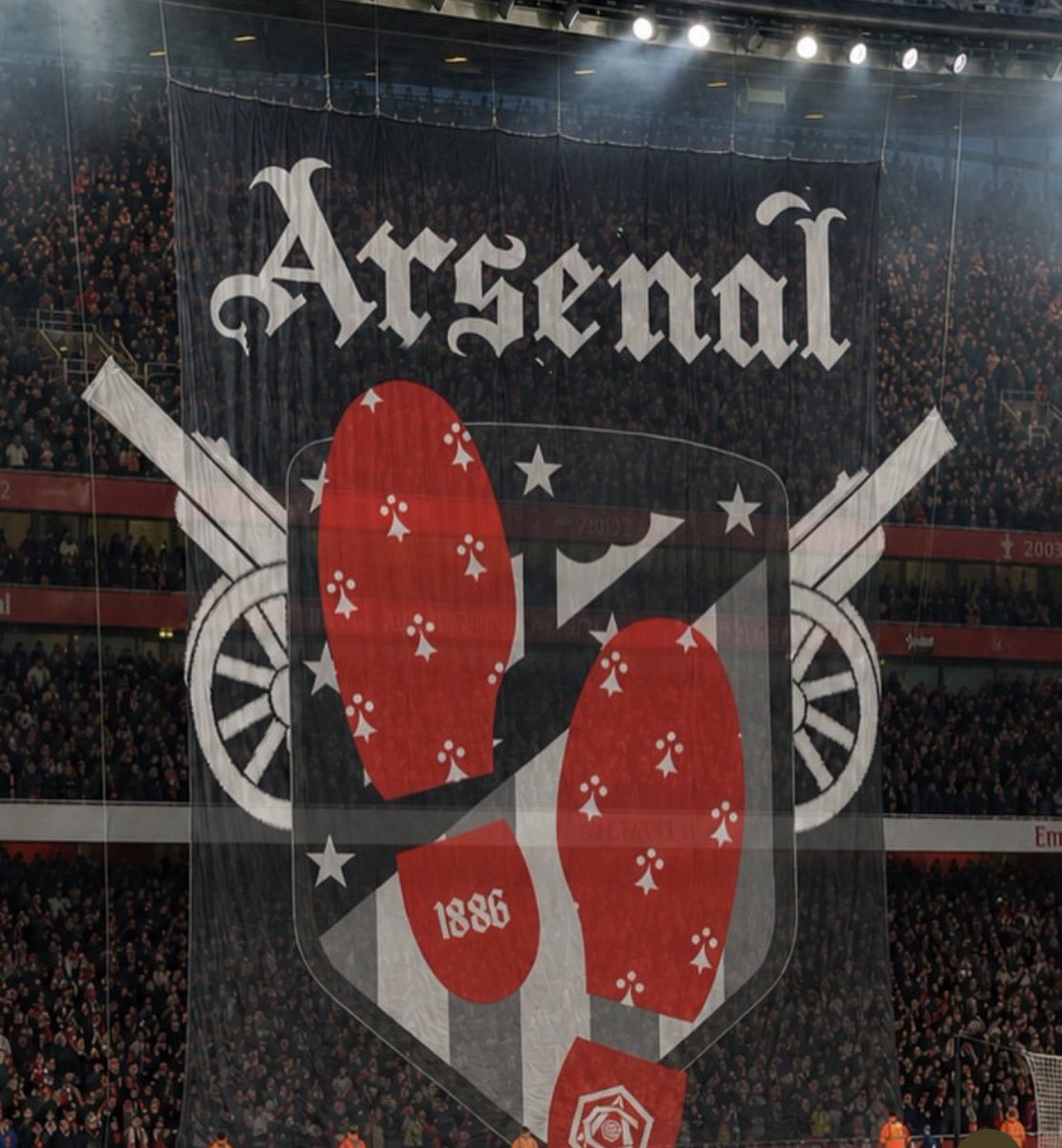whoiskennson's tweet image. IF this tifo is real… the Emirates is about to be a movie tomorrow. 

What’s your thought? 

#AFC #COYG 🔴⚪️