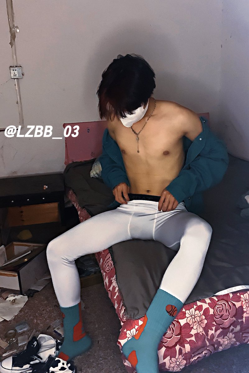 LZBB_03's tweet photo. #天体 【河南焦作沁阳】夜拍 Part2️⃣

探点荒废的ktv
在凌乱的员工宿舍留下龙仔爸爸的影子

#双 #黄黑皮 #反差 #男大 #骚主 #骚爹
关注不迷路 https://t.co/YJDGQIhbeh