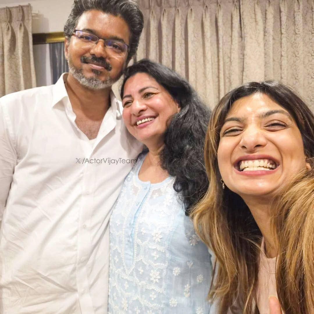 TamizhanceTVK's tweet photo. ❤️💛❤️தளபதி குடும்பத்துடன் மகிழ்ச்சியான தருணம் 💐✌️🙏
❤️💛❤️ ஒரு புது யுகம் செய்வோம்👆
👆தமிழக வெற்றிக் கழகம் ❤️💛❤️தளபதி
Tamilaga Vettri Kazhagam ❤️💛❤️ TVK
👆 #TVK #thalapathy #Vijay #JanaNayagan #TVKVijay #tvktamilnadu #votefortvk #voteforwhistle #TVKForChange #thalapathi https://t.co/qKI4R83wjd